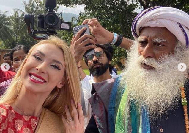 Andreea Bălan s-a dus în India ca să-l vadă pe învățătorul spiritual Sadhguru. Loredana Groza i-a fost alături: „Ceva în tine se schimbă” / FOTO