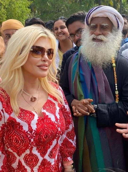 Andreea Bălan s-a dus în India ca să-l vadă pe învățătorul spiritual Sadhguru. Loredana Groza i-a fost alături: „Ceva în tine se schimbă” / FOTO