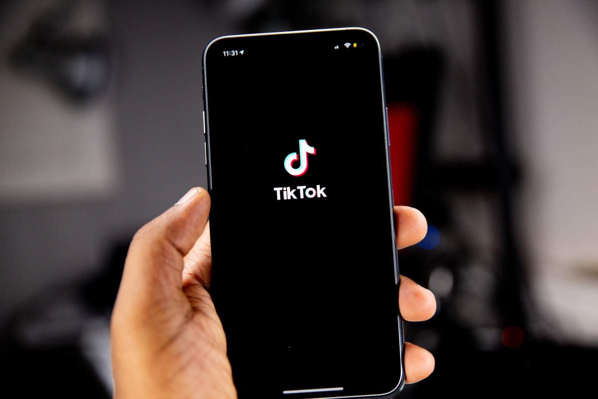 Aplicația TikTok pe un telefon mobil.