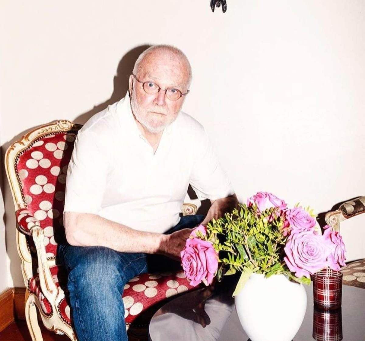 Russell Banks a murit la vârsta de 82 de ani din cauza cancerului. Russell Banks cu niște flori
