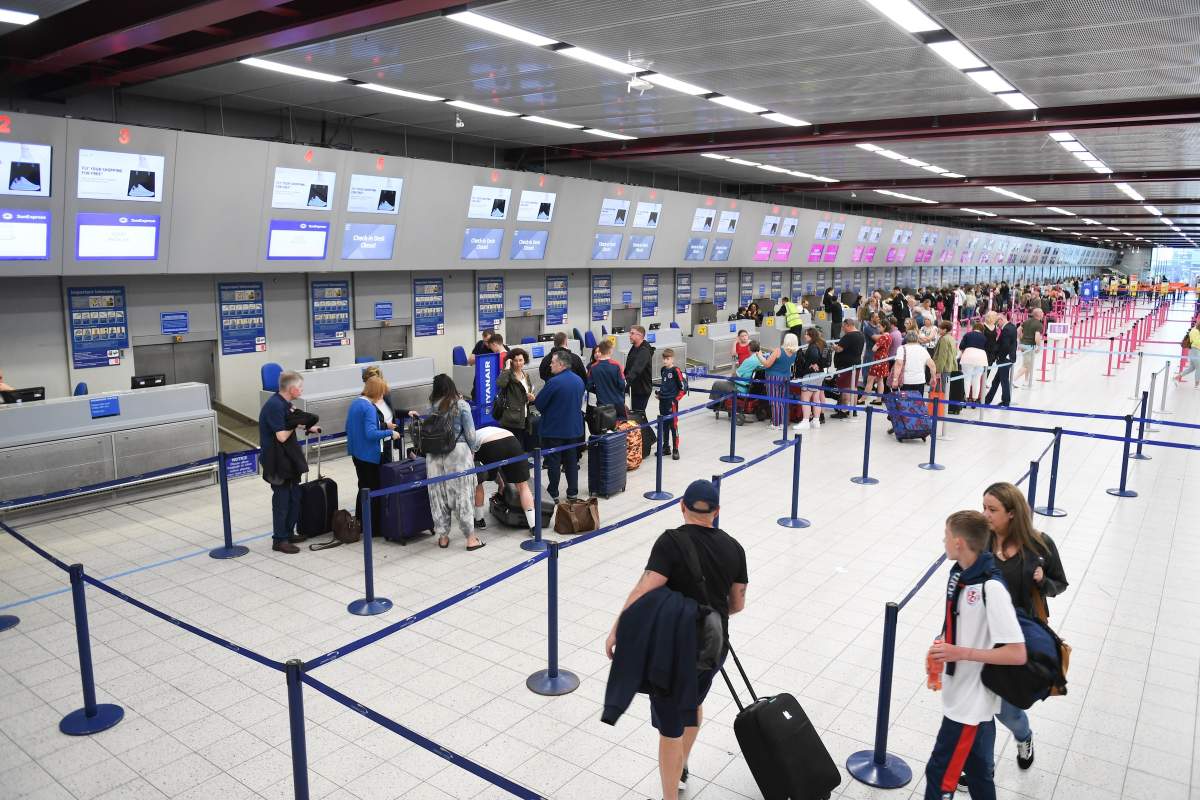 Oameni în aeroport