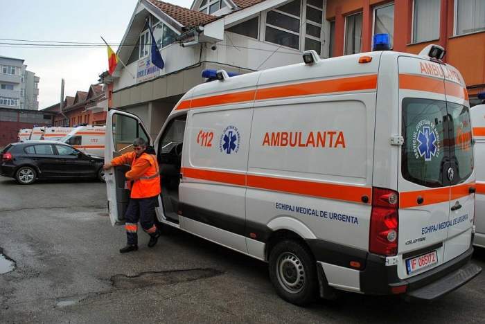 Accident cumplit în Suceava. Cinci persoane au fost rănite, în urma impactului dintre trei autoturisme