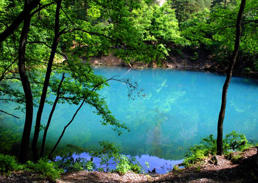 Locul din România unde un lac își schimbă culoarea în funcție de anotimp. A fost declarat arie protejată în anul 2000 / FOTO