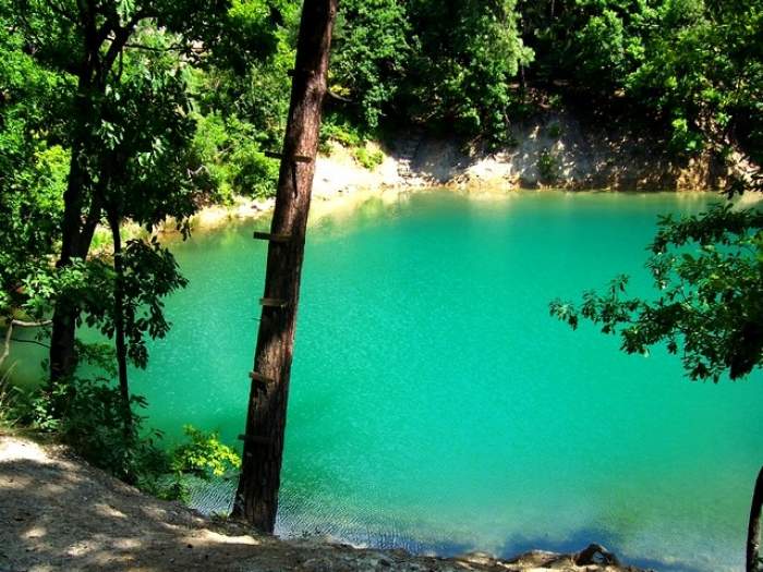 Locul din România unde un lac își schimbă culoarea în funcție de anotimp. A fost declarat arie protejată în anul 2000 / FOTO
