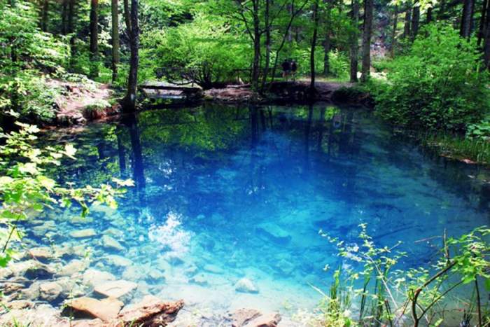 Exista un loc în țara noastră unde un lac își schimbă culoarea în funcție de anotimp. Acesta a fost declarat arie protejată în anul 2000