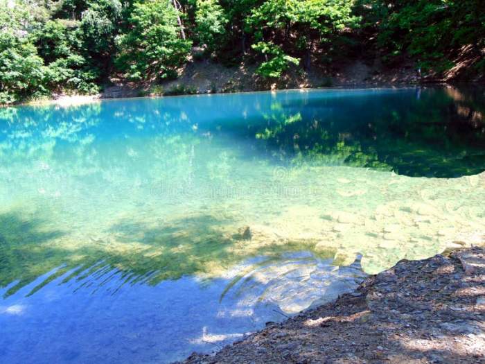 Locul din România unde un lac își schimbă culoarea în funcție de anotimp. A fost declarat arie protejată în anul 2000 / FOTO
