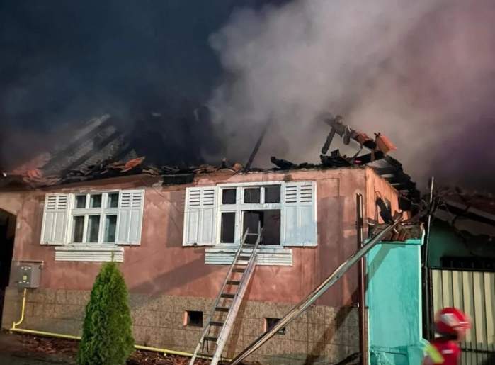 casa din Sibiu cu acoperișul ars