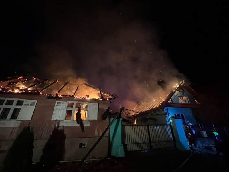 flăcările de pe acoperișul celor două case din Sibiu