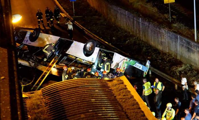 autocarul răsturnat de pe podul din Italia