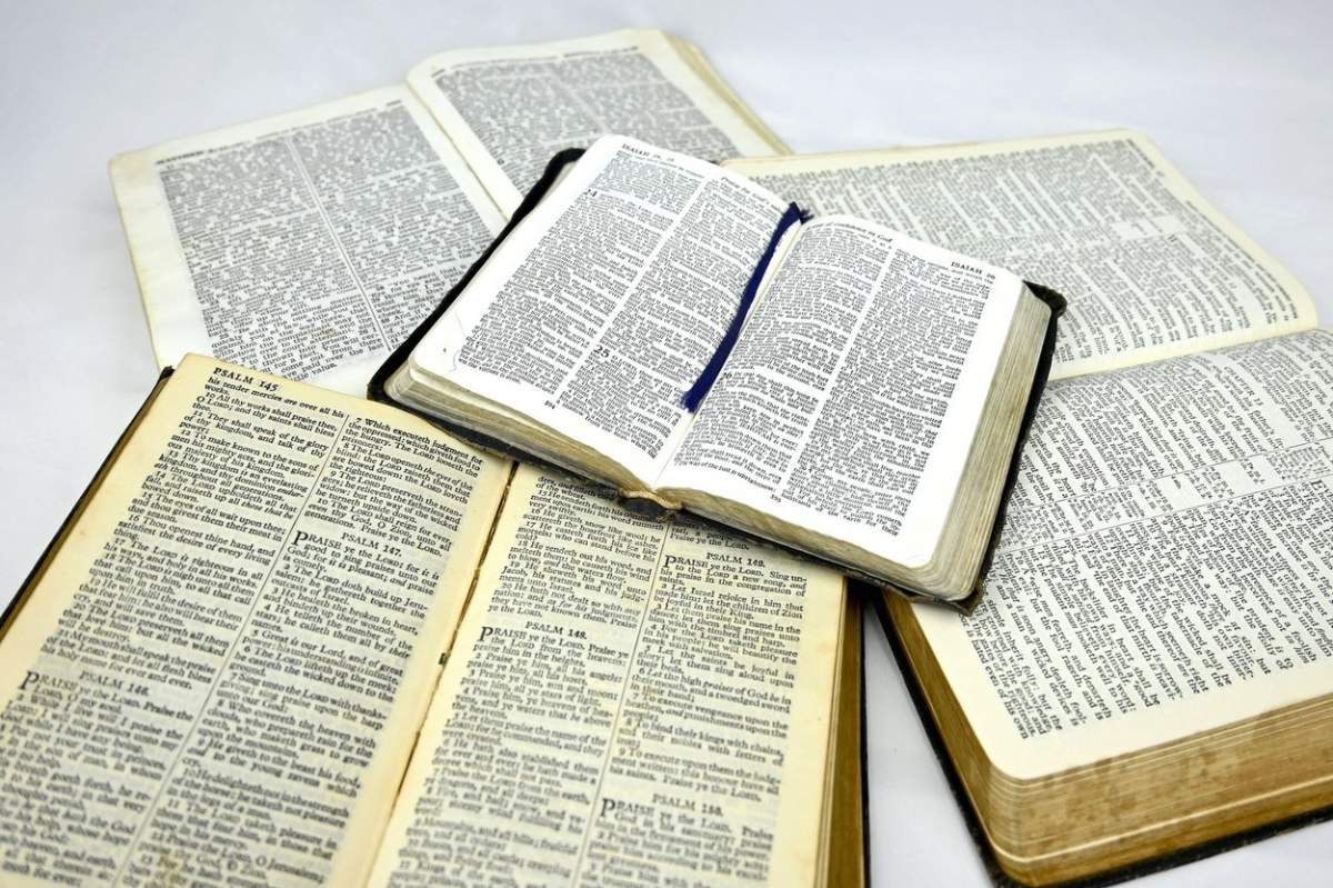 biblie fundal alb