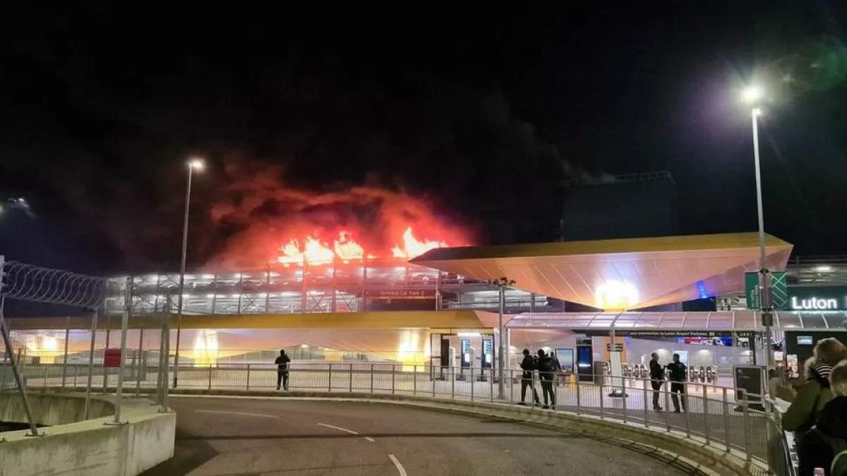 Incendiu de proporții pe Aeroportul Luton din Londra. Zborurile au fost anulate, iar peste 1.200 de mașini au fost avariate