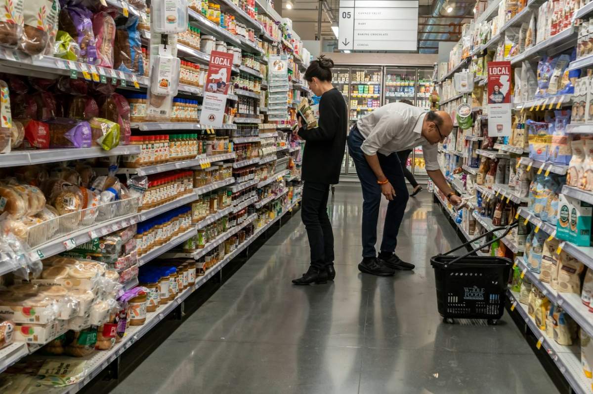 doi oameni fac cumpărături într-un supermarket