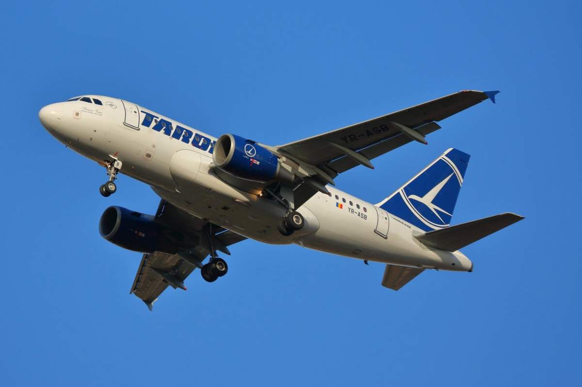 Airbus A318 YR-ASB românesc TAROM care aterizează pe Aeroportul Heathrow din Londra, Marea Britanie