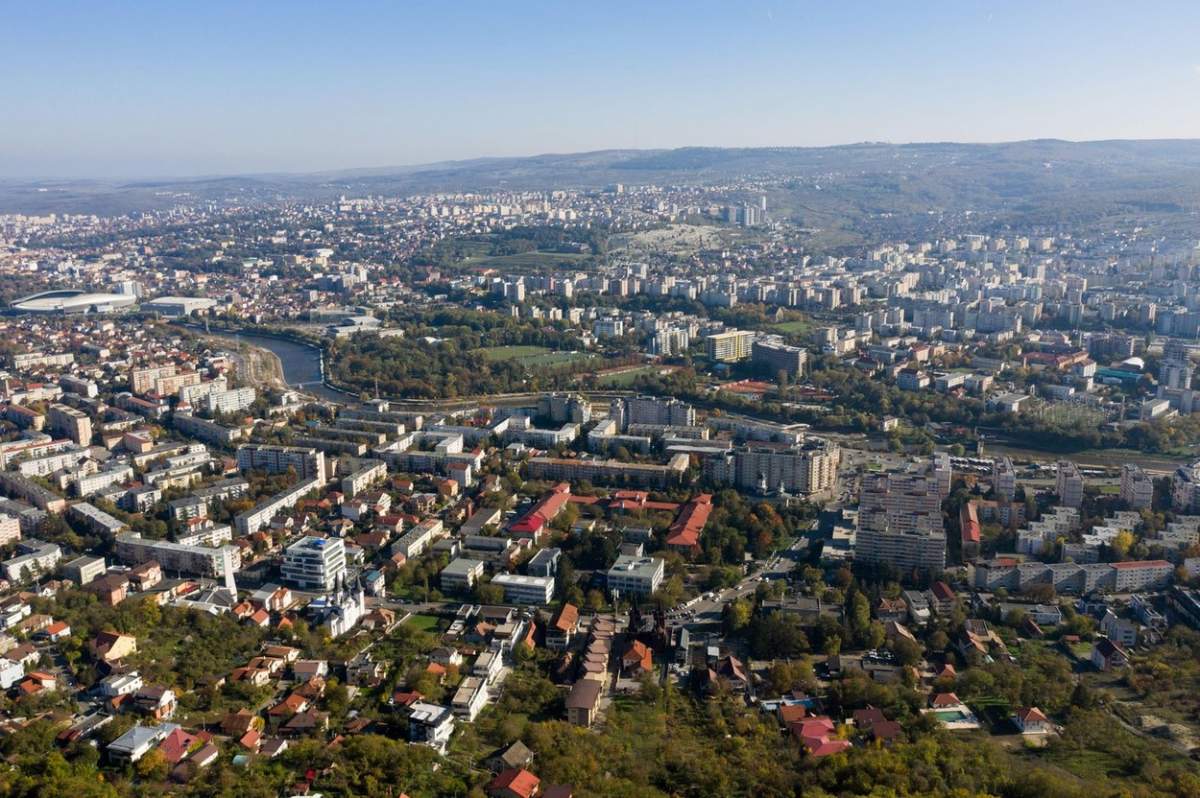 Vedere aeriană a orașului Cluj Napoca, România toamna. Peisaj urban