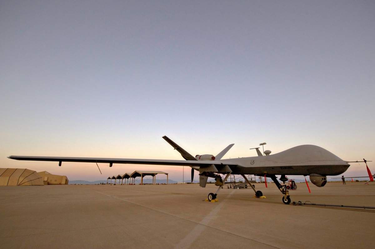 Un MQ-9 Reaper a parcat pe linia de zbor a bazei aeriene Holloman, 19 august 2014, în Alamogordo, New Mexico.