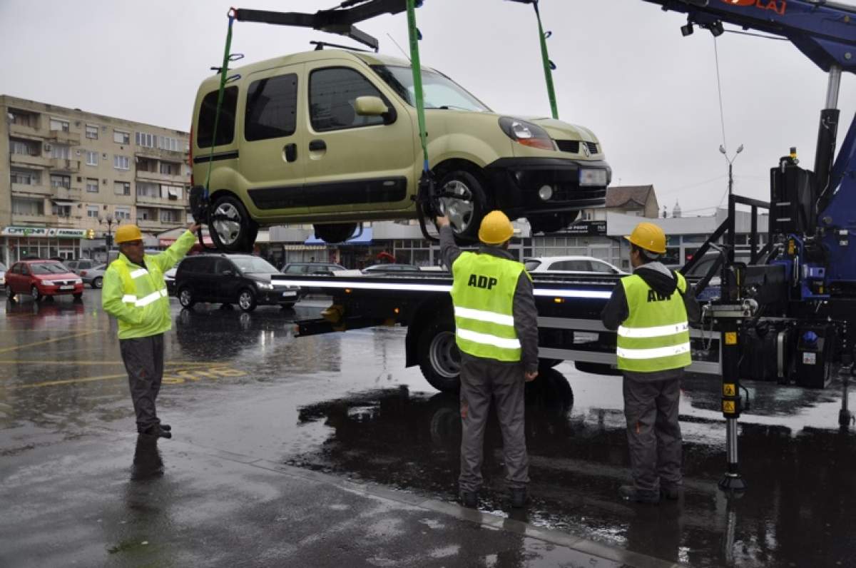Masina parcata ilegal ridicata in Satu Mare Polițiștii de la Rutieră sau, în anumite cazuri, cei locali, vor putea dispune relocarea vehiculelor staționate regulamentar