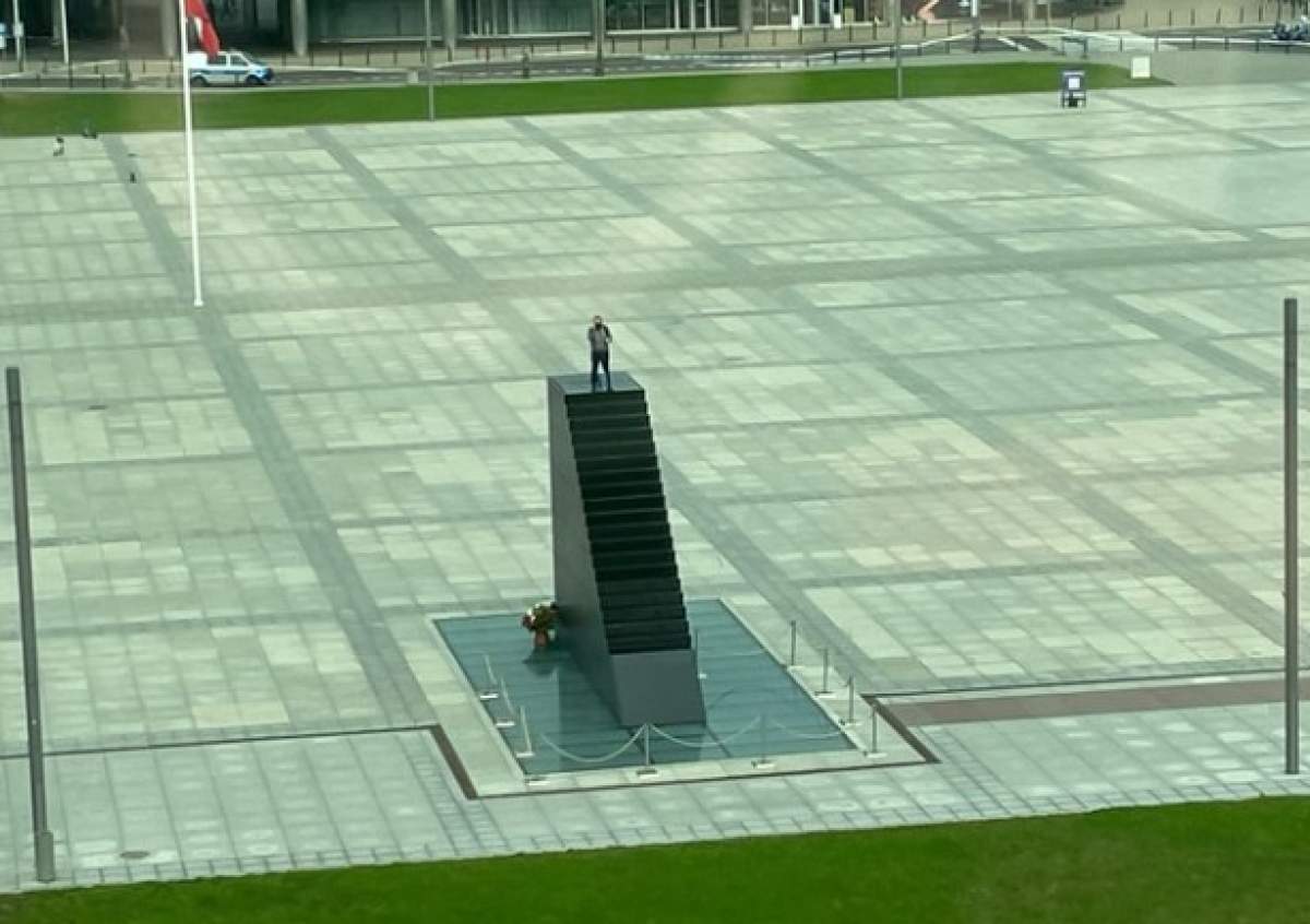 Un bărbat s-a urcat pe monumentul dedicat tragediei din Smolensk și amenință că se aruncă în aer