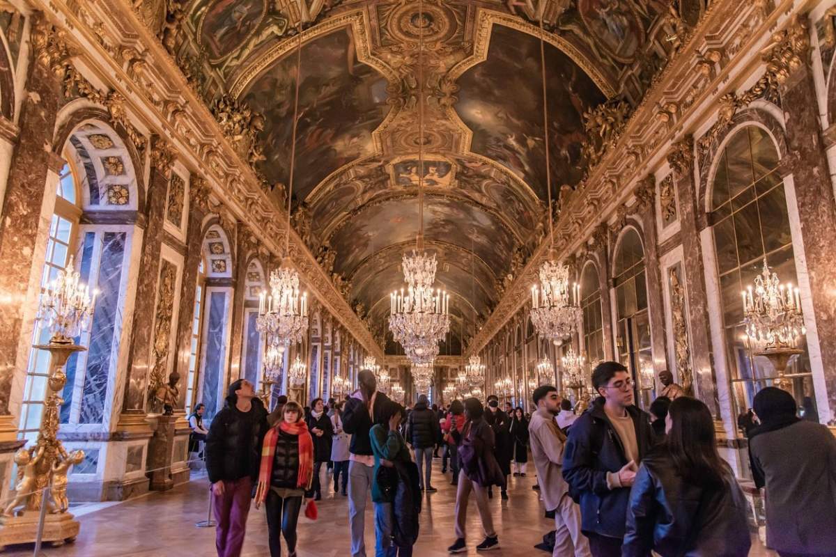Versailles, Franța - 28 decembrie 2022: Sala de oglinzi plină de farmec din Palatul Versailles