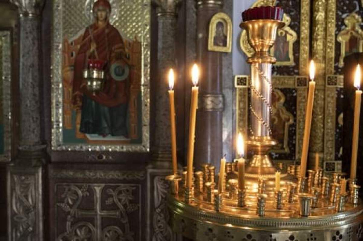 imagine din biserică cu o candelă și o icoană