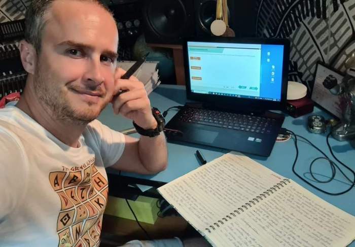 Șerban Copoț la birou cu caiete
