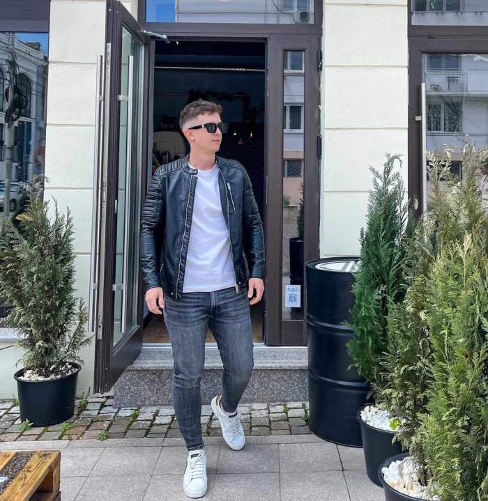 Anthony în fața unui restaurant