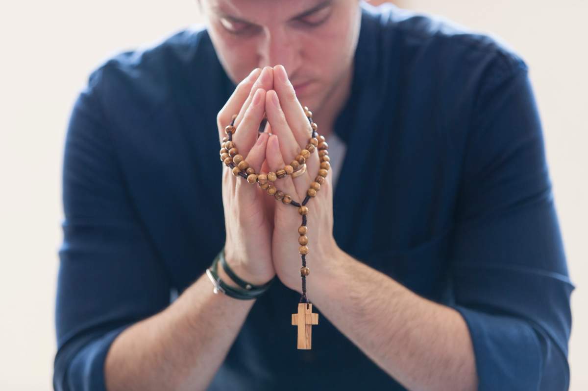 Un bărbat care se roagă