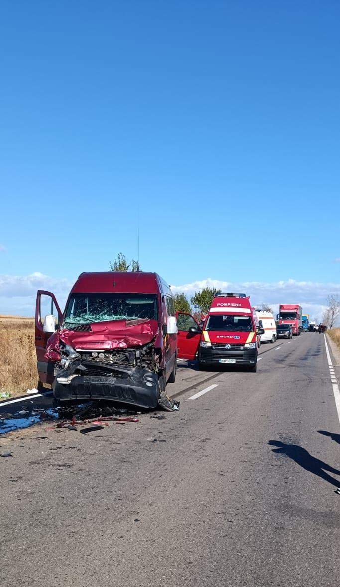 Microbuzul în care se aflau a intrat în TIR-ul din fața sa, pe Drumul Județean 711.