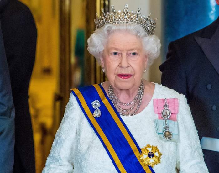 Regina Elisabeta a II-a cu coroana pe cap
