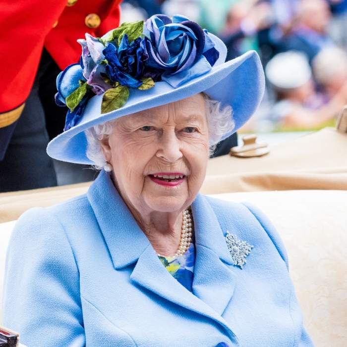 Regina Elisabeta a II-a îmbrăcată în albastru