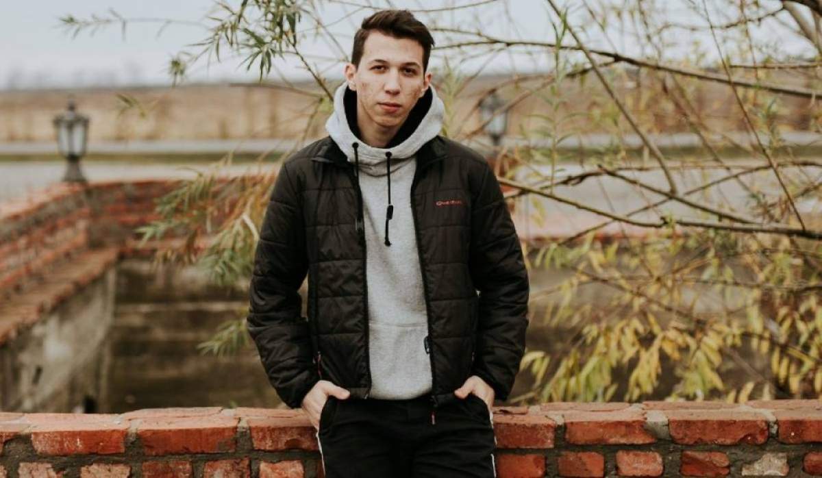 Timotei, tânărul care a murit în accidentul cumplit de motocicletă, îmbrăcat într-o jachetă neagră El e Timotei, tânărul care a murit în accidentul cumplit de motocicletă