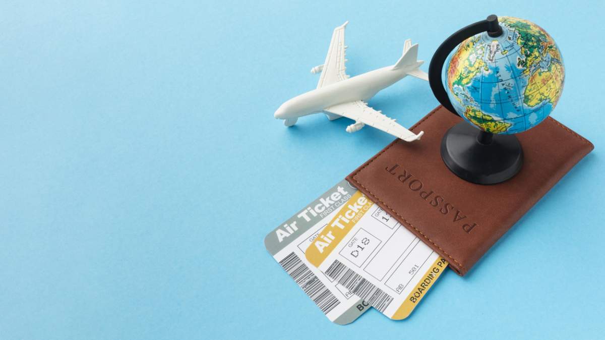 imagine ilustrativa pasaport, glob, avion