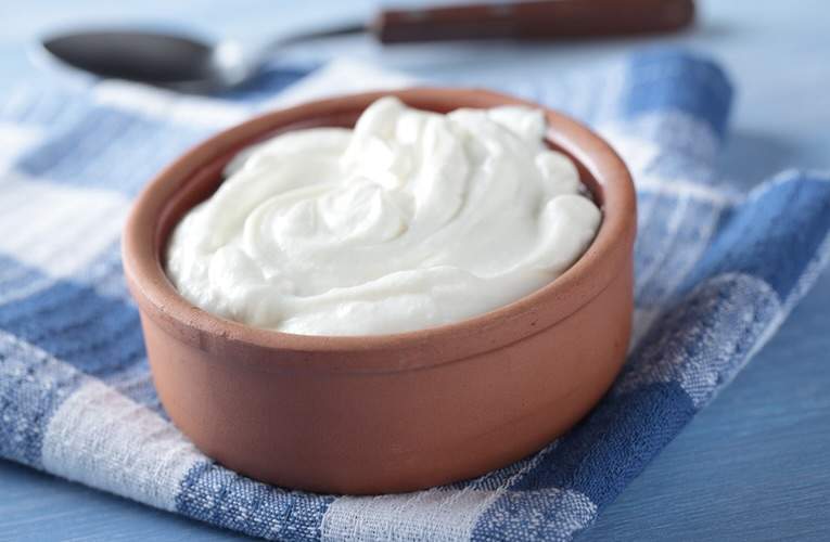 Είναι το ελληνικό γιαούρτι πιο υγιεινό από το κανονικό γιαούρτι;  Τι λένε οι ειδικοί