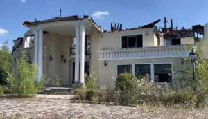 Cum arată acum casa în care a locuit Irinel Columbeanu. Celebra vilă de la Izvorani are geamurile sparte și este distrusă în totalitate / FOTO