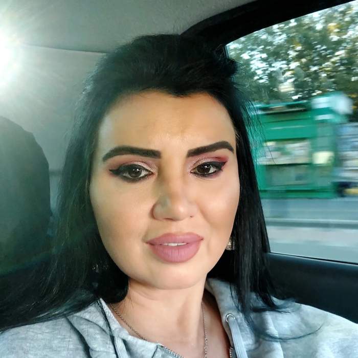 Adriana Bahmuțeanu în mașină