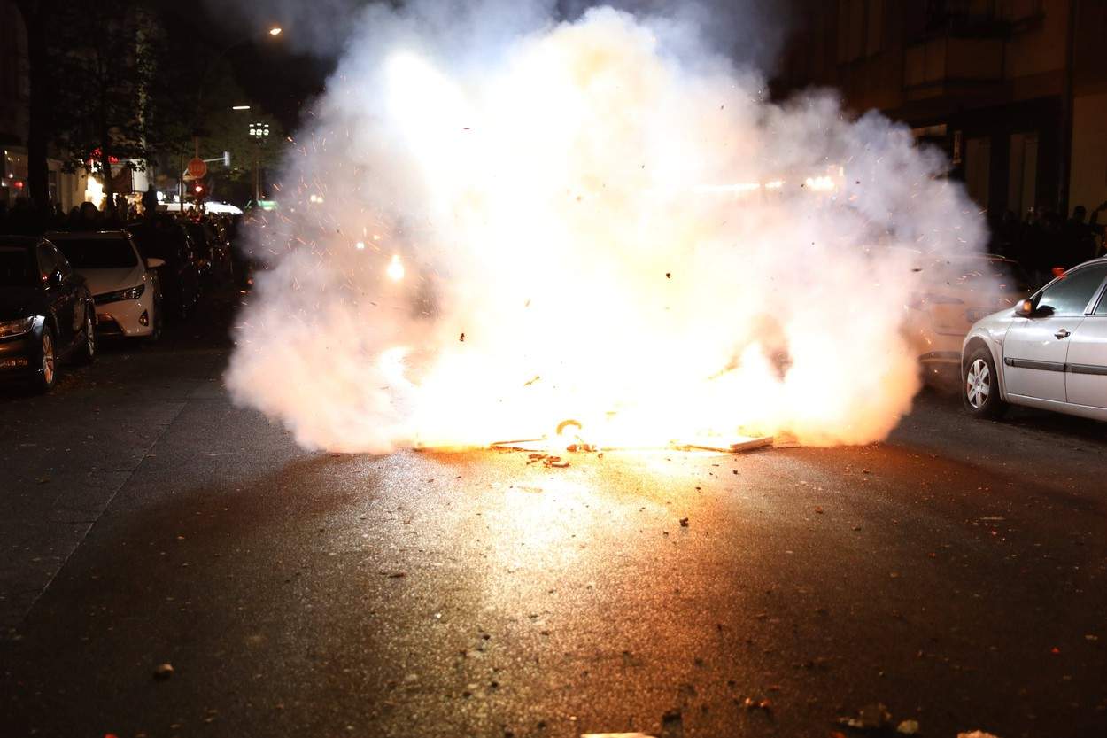 Berlin, Germania, 18.10.2023: Verbotene Pro-Palästina-Demo auf der Sonnenallee Ecke Reuterstraße im Bezirk Neukölln