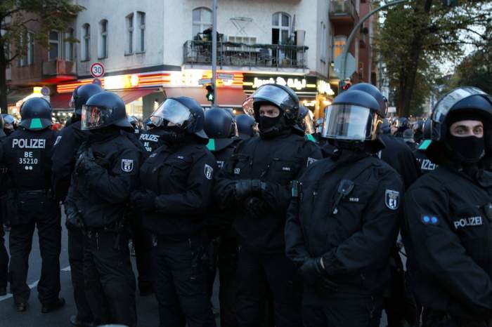 Berlin, Germania, 18.10.2023: Verbotene Pro-Palästina-Demo auf der Sonnenallee Ecke Reuterstraße im Bezirk Neukölln