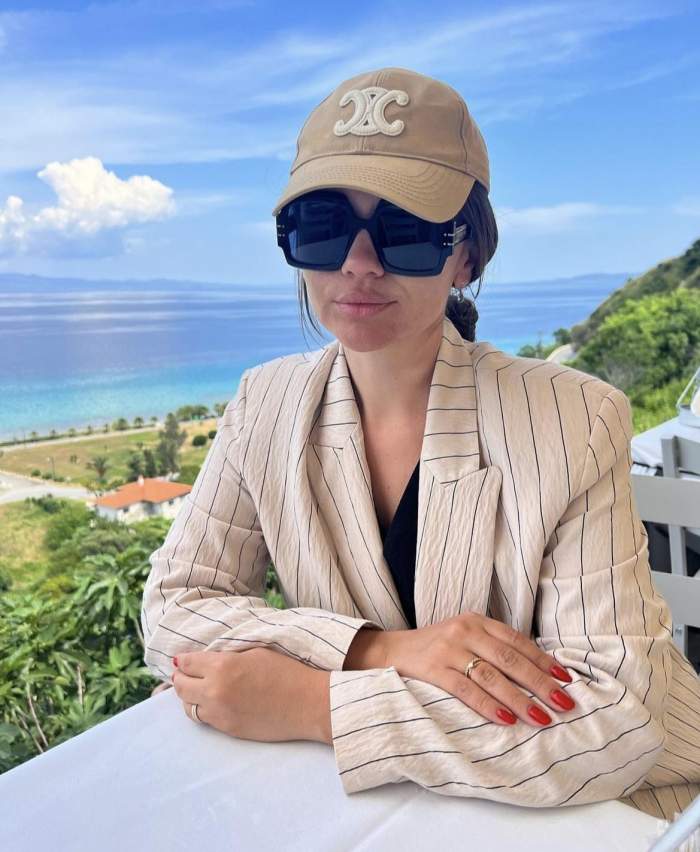 Cristina Șișcanu cu ochelari de soare și șapcă
