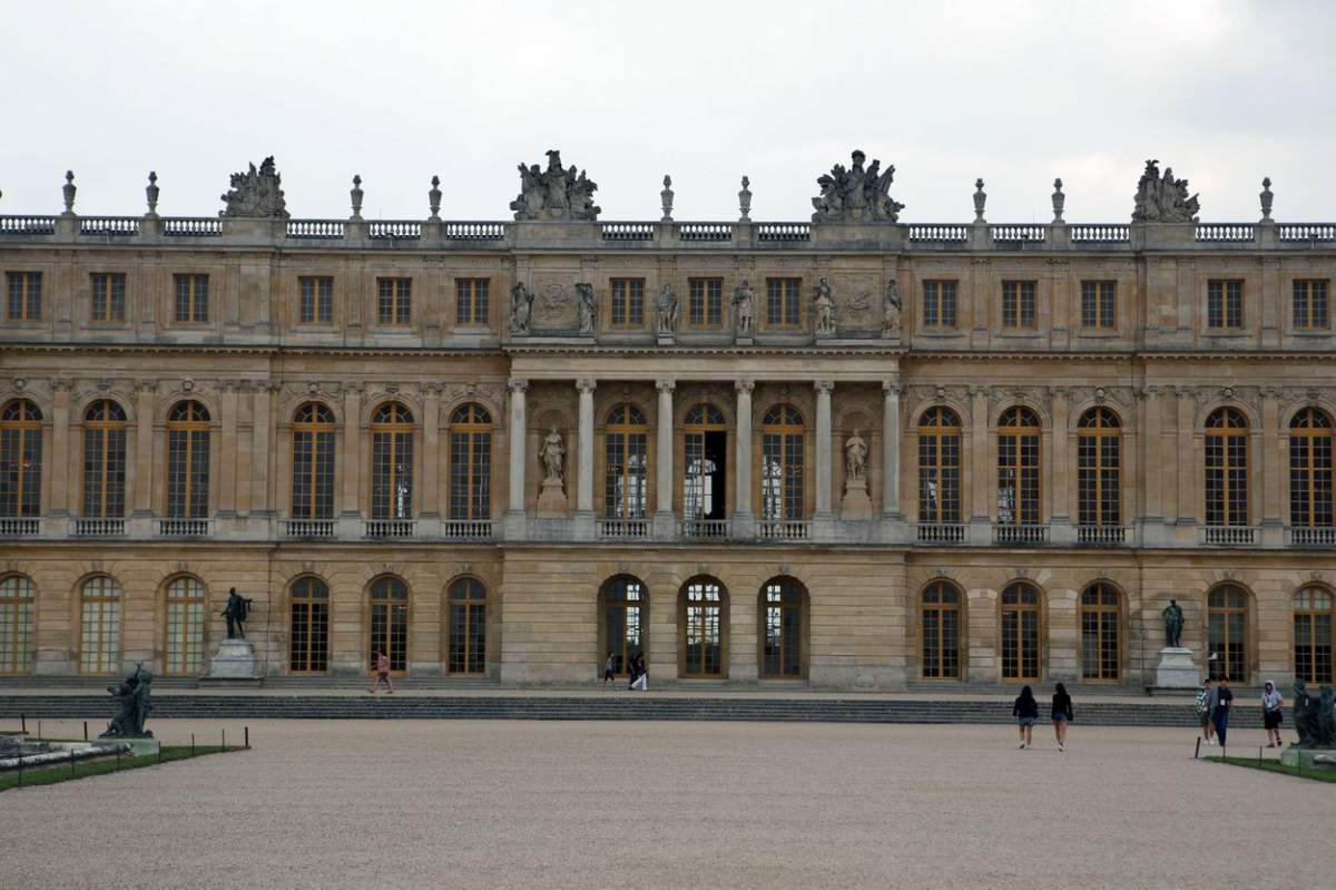 Alertă cu bombă la Palatul Versailles, sâmbătă după-amiază! Clădirea a fost evacuată pentru a şasea oară într-o săptămână