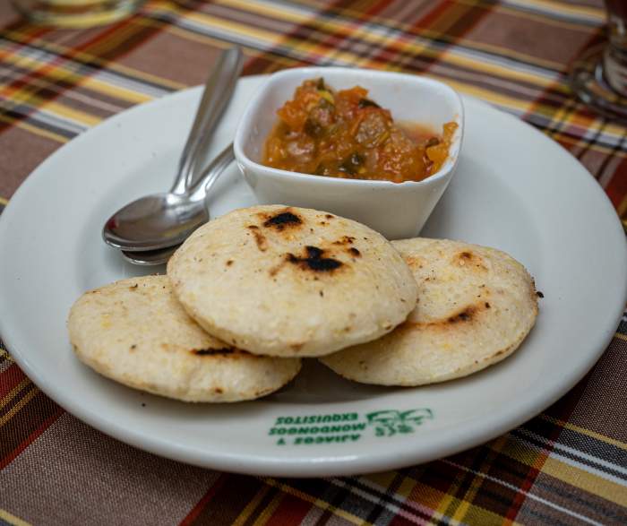 arepas cu un alt preparat pe masă la restaurant