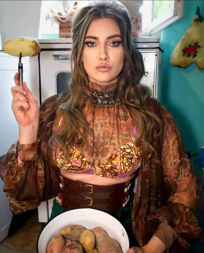 Iulia Albu cu un cartof în mână