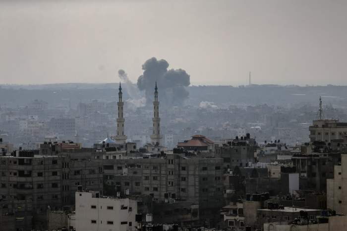 O vedere a atacurilor aeriene israeliene care lovesc orașul Gaza în a 17-a zi a războiului israeliano-palestinian. Fâșia Gaza, 23 octombrie 2023.