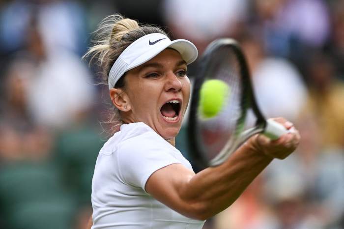 Simona Halep pe teren cu racheta de tenis