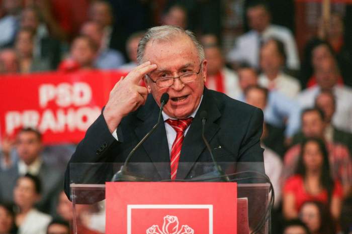 București, România, 2 octombrie 2009: Politicianul Ion Iliescu participă la mitingul de campanie prezidențială al Partidului Social Democrat Român de la Bucha