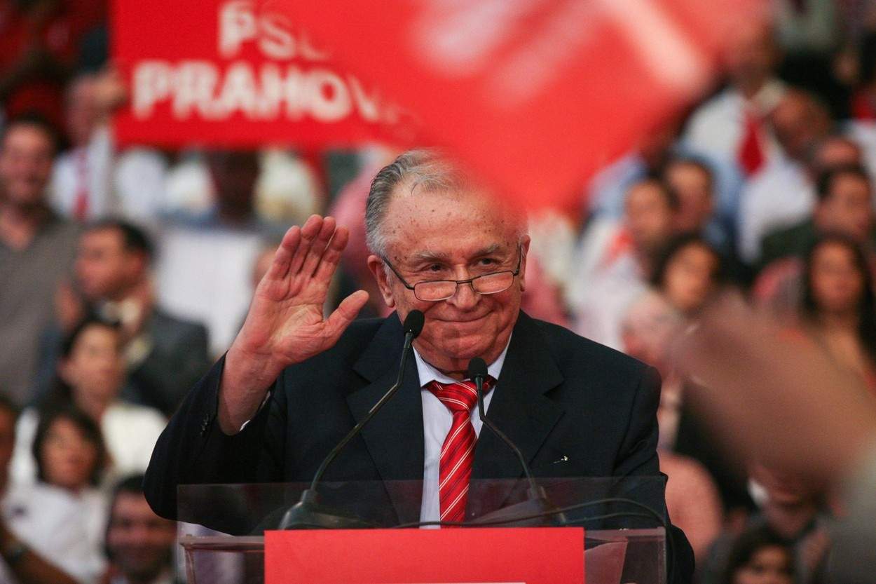 București, România, 2 octombrie 2009: Politicianul Ion Iliescu participă la mitingul de campanie prezidențială al Partidului Social Democrat Român