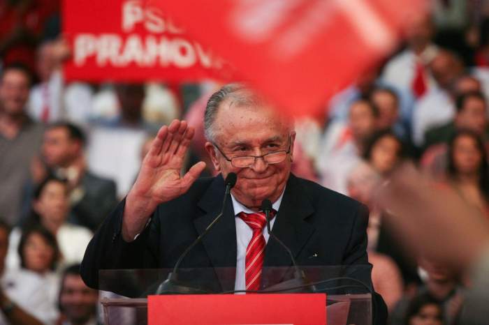 București, România, 2 octombrie 2009: Politicianul Ion Iliescu participă la mitingul de campanie prezidențială al Partidului Social Democrat Român