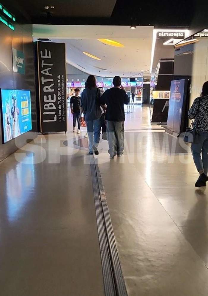 La o zi după ce s-a sărutat pasional cu Aris Eram în mașină, Laura Giurcanu și-a scos iubitul la film! Cât de îndrăgostiți sunt cei doi / PAPARAZZI