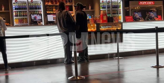 La o zi după ce s-a sărutat pasional cu Aris Eram în mașină, Laura Giurcanu și-a scos iubitul la film! Cât de îndrăgostiți sunt cei doi / PAPARAZZI