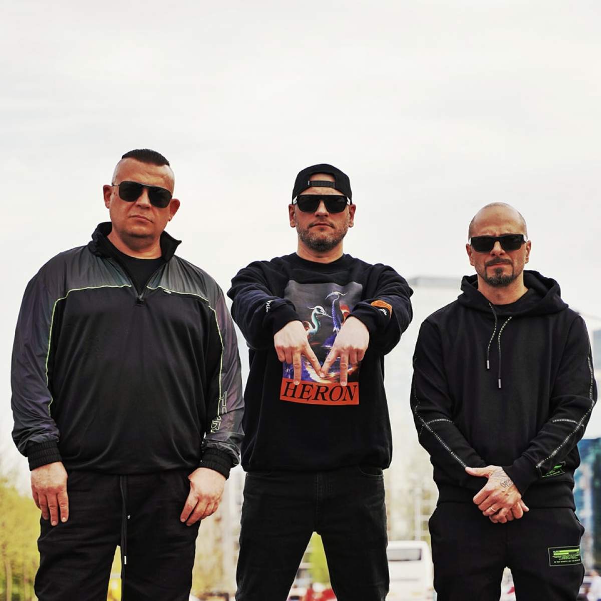 Membrii B.U.G Mafia îmbrăcați în negru Membrii B.U.G Mafia