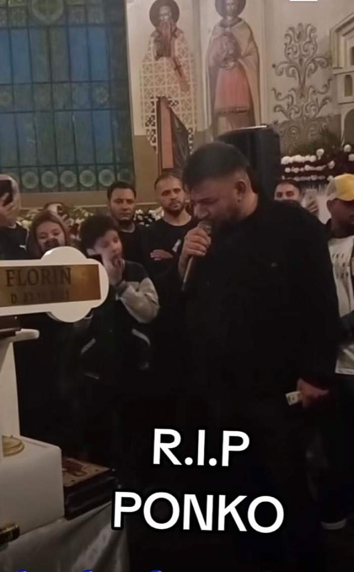 Costel Bijuterii ține microfonul în mână și cântă la înmormântare