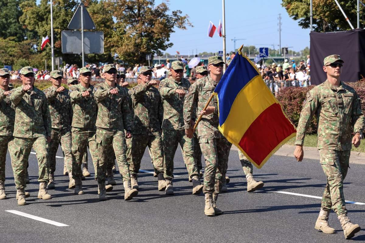 Armata Română la paradă și steagul României.